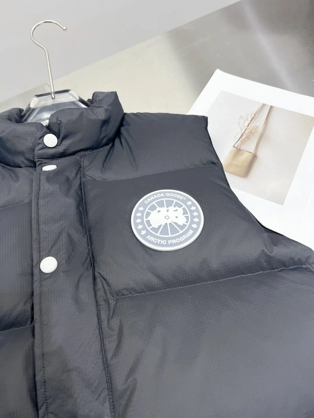 P480 𝗖𝗔𝗡𝗔𝗗𝗔 𝗚𝗢𝗢𝗦𝗘/Canada Goose White Label Glacier Vest Down Jacket Freestyle Vest THEICON This excellent down-filled vest can be freely layered with a variety of clothes, making it a favorite during the changing seasons. It's classic, versatile and provides excellent warmth. The Northern Lights capsule collection is reimagined in rich tones inspired by the stunning colors of Canada's north. The Glacial Haze capsule collection is revamped with a striking and layered color palette that evokes the feeling of being caught in the mist surrounding icebergs and glaciers. The top original replica version refers to the highest version in China (there is no one) (it is a piece of craftsmanship to make a piece of clothing that is ZP when placed in the counter) 1⃣ Made of original custom-made double plain 9500-100% nylon nylon fabric, windproof, waterproof and stain-resistant 2⃣ Filled with national standard Guangzhou Inspection white duck down, the amount of down is more than twice that of ordinary goods.  3⃣The zipper is customized from Yoshida YKK factory, with clear engraving and perfect and smooth texture. 4⃣Collar label, armband, back label, hangtag, complete anti-counterfeiting mark. Color: black, white, mood blue, melted water blue, graphite gray, purple. Size: XS S M L XL XXL